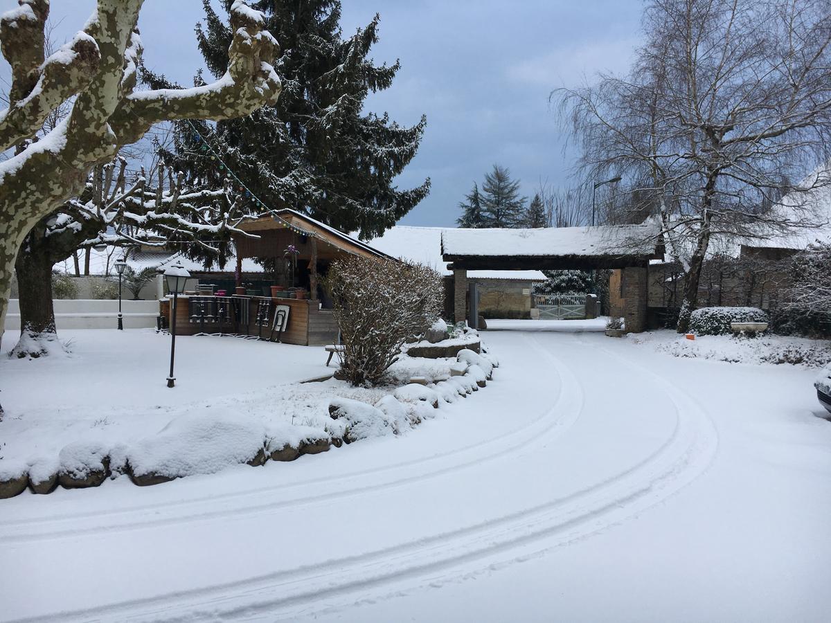 Hotel Le Relais Des Vieilles Postes Les Avenières Exterior foto